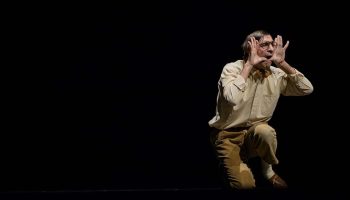 Benoît Turjman incarne « Le Voisin », un concentré de l’époque - Critique sortie  Paris Théâtre du Gymnase Marie Bell