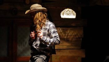 “Searching for John”, Stefan Kinsman incarne John, un cow-boy solitaire - Critique sortie Théâtre La Courneuve Centre Culturel Houdremont