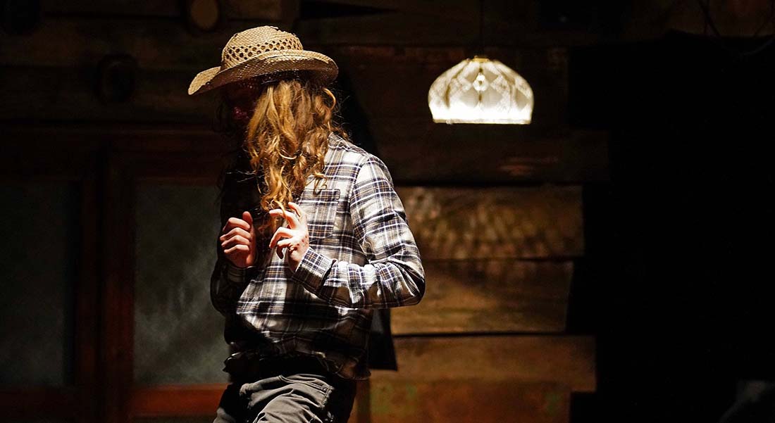 “Searching for John”, Stefan Kinsman incarne John, un cow-boy solitaire - Critique sortie Théâtre La Courneuve Centre Culturel Houdremont