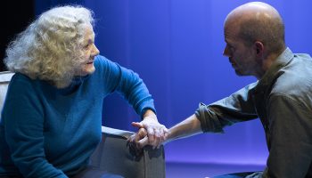 Fabien Gorgeart met en scène « Les Gratitudes » d’après le roman de Delphine de Vigan, qui célèbre joliment la beauté de l’attention à l’autre - Critique sortie Théâtre Paris Le CENTQUATRE-PARIS