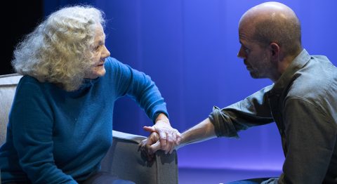 Fabien Gorgeart met en scène « Les Gratitudes » d’après le roman de Delphine de Vigan, qui célèbre joliment la beauté de l’attention à l’autre - Critique sortie Théâtre Paris Le CENTQUATRE-PARIS