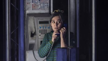 Jean-Christophe Dollé signe et met en scène « Allosaurus », magnifique partition théâtrale de trois destins liés par une vieille cabine téléphonique - Critique sortie Théâtre Alfortville Théâtre-Studio