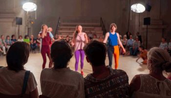 « Branle » de Madeleine Fournier, cocasse, pittoresque et drôlement intelligent - Critique sortie Danse Pantin Centre national de la danse