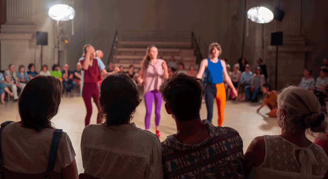 « Branle » de Madeleine Fournier, cocasse, pittoresque et drôlement intelligent - Critique sortie Danse Pantin Centre national de la danse