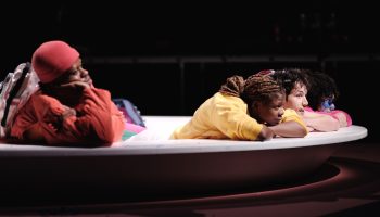 Avec « Plutôt vomir que faillir », Rebecca Chaillon dynamite les stéréotypes de la génération Z - Critique sortie Théâtre Amiens Maison de la Culture d’Amiens
