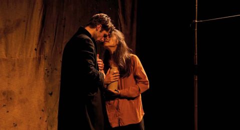 « 4211 km » d’Aïla Navidi, un cri né de l’épreuve du déracinement qui se fait bijou théâtral - Critique sortie Théâtre Paris Studio Marigny