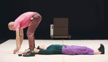 Alix Dufresne et Marc Béland performent sur l’évasion fiscale dans « Hidden Paradise » - Critique sortie Théâtre Paris _THEATRE SILVIA MONFORT