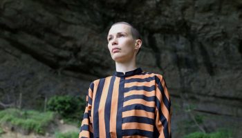 Avec « Time out of Joint », Jule Flierl éclaire d’un jour nouveau la représentation politique féminine - Critique sortie  Amiens Maison de la Culture d’Amiens