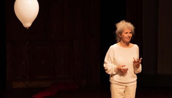 Evelyne Pelletier interprète avec maîtrise et finesse « Les sept nuits de la reine » de Christiane Singer, dans la mise en scène de Philippe Lanton - Critique sortie Théâtre Paris Essaïon Théâtre