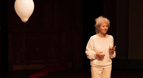 Evelyne Pelletier interprète avec maîtrise et finesse « Les sept nuits de la reine » de Christiane Singer, dans la mise en scène de Philippe Lanton - Critique sortie Théâtre Paris Essaïon Théâtre