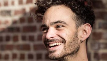 Dans « Derrière les lignes ennemies », Lucas Samain livre une pièce haletante sur fond de scandale écologique - Critique sortie Théâtre Paris. Théâtre du Rond Point