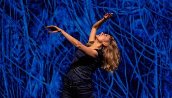 « Media Vita » de Cécile Falcon, plongée dans des paysages contemporains vertigineux - Critique sortie Théâtre Paris. Théâtre de la Reine Blanche