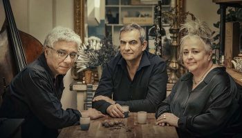 Claude Tchamitchian se met à table avec son nouveau trio - Critique sortie Jazz / Musiques Paris Studio de l’Ermitage