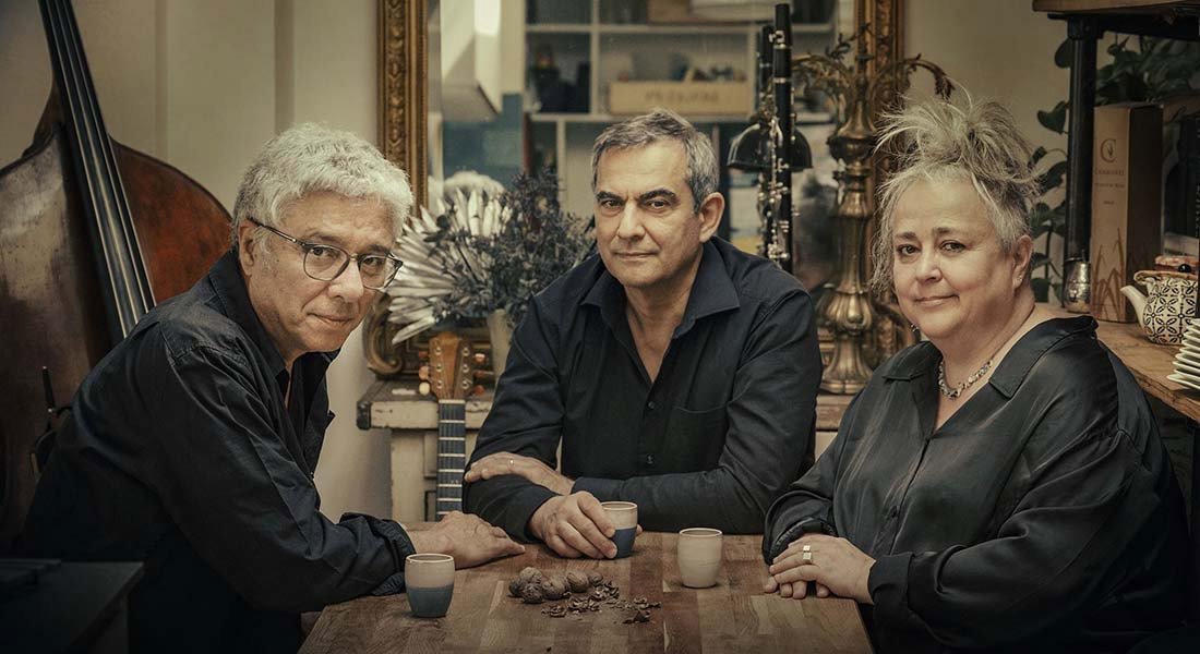 Claude Tchamitchian se met à table avec son nouveau trio - Critique sortie Jazz / Musiques Paris Studio de l’Ermitage