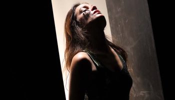 Marien Tillet reprend « Une vampire au soleil » co-écrit avec Marik Renner : une écriture ciselée - Critique sortie Théâtre Paris Théâtre Dunois