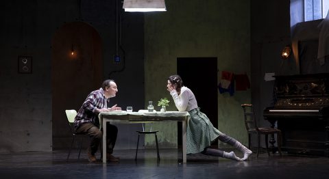 Sara Giraudeau met en scène « Le syndrome de l’oiseau », une étrange histoire de prédation sexuelle entre conte noir et fait divers - Critique sortie Théâtre Paris Théâtre du Petit Saint-Martin