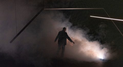 Maya Bösch met en scène « Manuel d’exil » de Velibor Čolić : une voix d’exilé qui cherche sa place - Critique sortie Théâtre Gennevilliers T2G - Théâtre de Gennevilliers