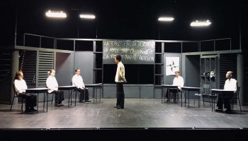 Marion Conejero met en scène « La Vague » d’après Todd Strasser et ausculte les mécanismes d’embrigadement - Critique sortie Théâtre Vélizy-Villacoublay L'Onde - Centre d'art