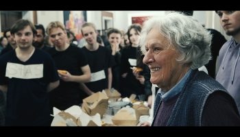 « Au bord de la guerre », Ariane Mnouchkine et le Théâtre du Soleil à Kyiv : un documentaire lumineux et poignant, à ne pas manquer ! - Critique sortie Théâtre