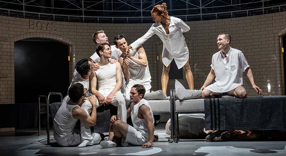 Le formidable « Romeo + Juliet » de Matthew Bourne mise sur la jeune génération - Critique sortie Danse Paris Théâtre du Châtelet