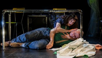 Julie Timmerman et les siens créent « Zoé », une autofiction autour d’un chaos familial, un chemin difficile vers l’émancipation - Critique sortie Théâtre Paris Théâtre de Belleville