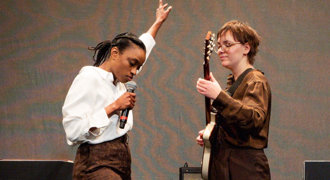 « Ce qu’il faut dire » de Léonora Miano mis en scène par Catherine Vrignaud Cohen trace un chemin de questionnements - Critique sortie Théâtre Paris Théâtre La Reine Blanche – Scène des Arts et des Sciences