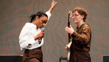 « Ce qu’il faut dire » de Léonora Miano mis en scène par Catherine Vrignaud Cohen trace un chemin de questionnements - Critique sortie Théâtre Paris Théâtre La Reine Blanche – Scène des Arts et des Sciences