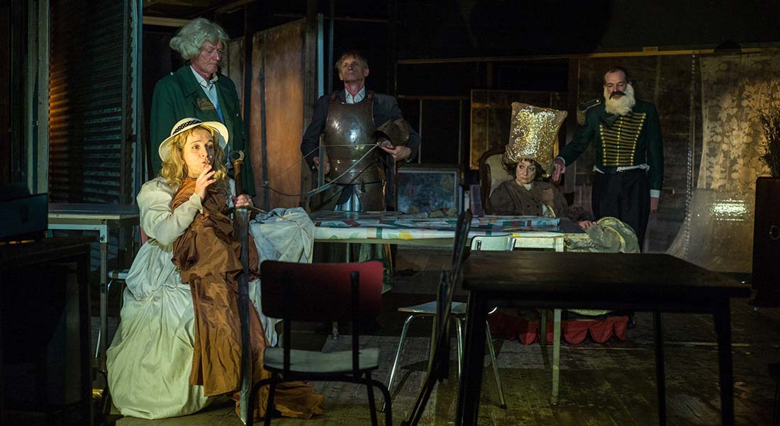 Le Théâtre du Radeau présente « Item » du regretté François Tanguy, une plongée dans la densité de l’instant - Critique sortie Théâtre Paris Théâtre de l’Aquarium