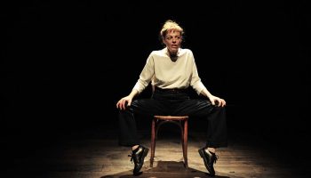 Léonore Chaix a écrit et interprète « La Femme à qui rien n’arrive » dans la mise en scène d’Anne le Guernec, autour du néant de la modernité - Critique sortie Théâtre Paris La Scala Paris