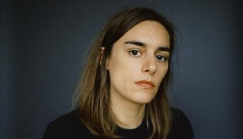 Pauline Peyrade et Justine Berthillot racontent un parcours d’émancipation dans « L’Âge de détruire » - Critique sortie Théâtre Paris. Théâtre ouvert