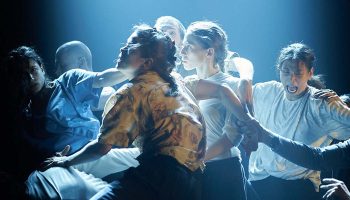 Hofesh Shechter en grand avec une création mondiale et d’une pièce inédite - Critique sortie Danse Paris Théâtre de la Ville-Sarah Bernhardt