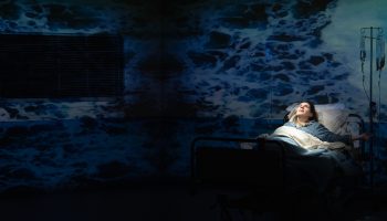 « Tout le temps du monde » de Danai Epithymiadi, un subtil questionnement sur l’identité et le deuil - Critique sortie Théâtre Paris Théâtre de la Colline