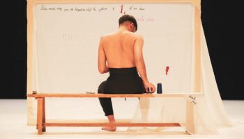 « Sola Gratia », poignant récit de Yacine Sif el Islam autour de l’agression qu’il a subie - Critique sortie Théâtre Paris Maif Social Club