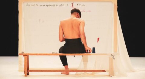 « Sola Gratia », poignant récit de Yacine Sif el Islam autour de l’agression qu’il a subie - Critique sortie Théâtre Paris Maif Social Club