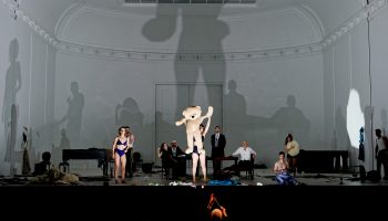 Thomas Adès présente « The Exterminating Angel » dans la mise en scène de Calixto Bieito : une imposante opulence de moyens - Critique sortie Classique / Opéra Paris Opéra Bastille