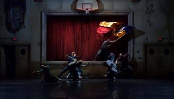 Pour la première fois en France “Assembly Hall », une création très attendue de Crystal Pite - Critique sortie Danse Paris Théâtre de la Ville - Sarah Bernhardt / La Coupole