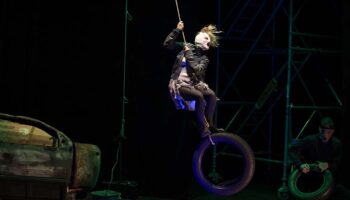 Gil Galliot met en scène « Le Cimetière des voitures » de Fernando Arrabal, une dystopie baroque - Critique sortie Théâtre Paris Théâtre de l'Epée de bois