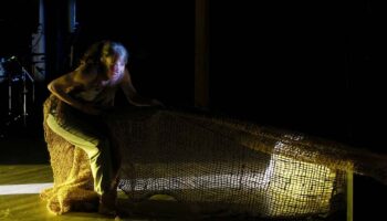 Marie Payen reprend « La nuit c’est comme ça » : une rencontre d’une grâce immense qui s’aventure jusqu’au langage des fous - Critique sortie Théâtre Paris Les Plateaux Sauvages