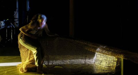 Marie Payen reprend « La nuit c’est comme ça » : une rencontre d’une grâce immense qui s’aventure jusqu’au langage des fous - Critique sortie Théâtre Paris Les Plateaux Sauvages