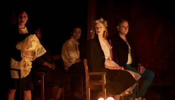 « Le Jeu des Ombres », une lumineuse pérégrination novarinienne, mise en scène par Jean Bellorini - Critique sortie Théâtre Paris Théâtre des Bouffes du Nord