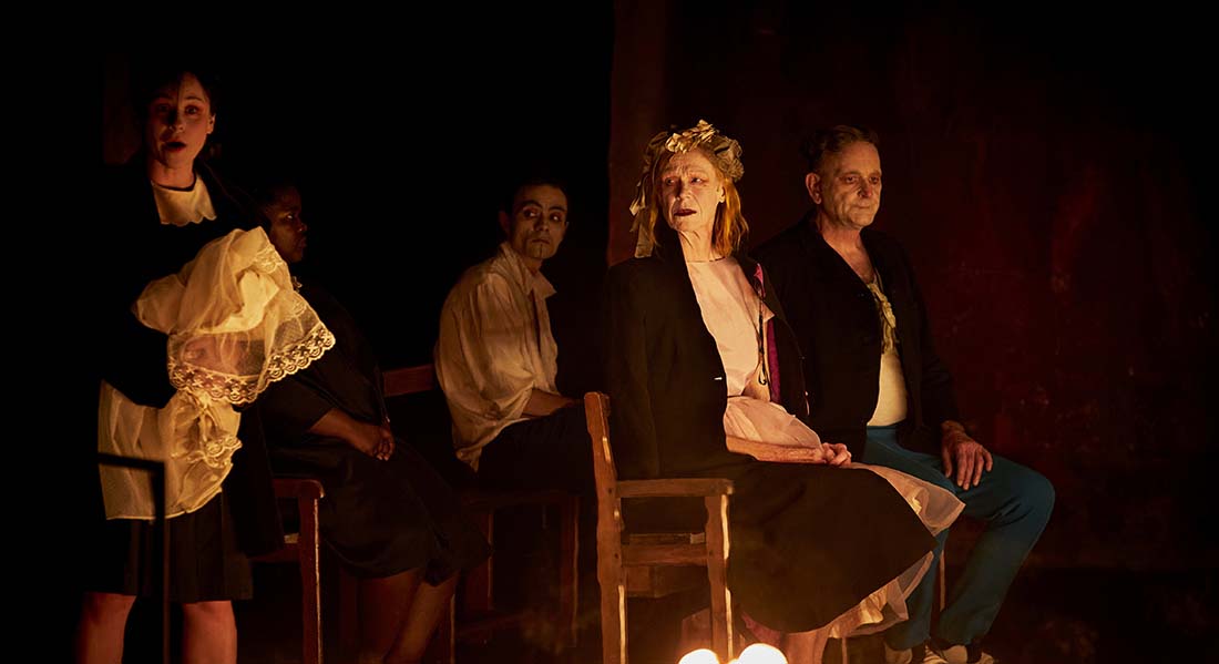 « Le Jeu des Ombres », une lumineuse pérégrination novarinienne, mise en scène par Jean Bellorini - Critique sortie Théâtre Paris Théâtre des Bouffes du Nord