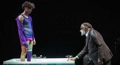 Avec « Painkiller », Pauline Haudepin plonge le public et les comédiens dans la baignoire de ses fantasmes - Critique sortie Théâtre Paris La Colline – Théâtre National