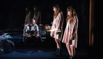 L’emprise disséquée et contrée de belle manière dans «  Poings » de Pauline Peyrade, mis en scène par Céleste Germe - Critique sortie Théâtre Paris _THEATRE SILVIA MONFORT