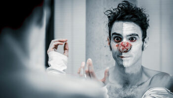 « Trop près du mur », un spectacle de clown impertinent et intelligent par  Emmanuel Gil - Critique sortie  Bagneux Théâtre Victor Hugo - Scène des arts du Geste