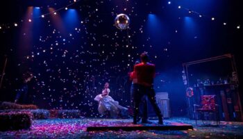 Frédéric Cherboeuf met en scène « Le Jeu de l’amour et du hasard » : une fête débridée - Critique sortie  Angers Grand Théâtre d’Angers