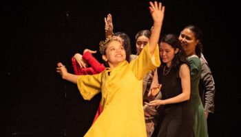 Jean Bellorini crée « Les Messagères » avec les comédiennes de l’Afghan Girls Theater Group - Critique sortie  Montpellier Amphithéâtre d’O