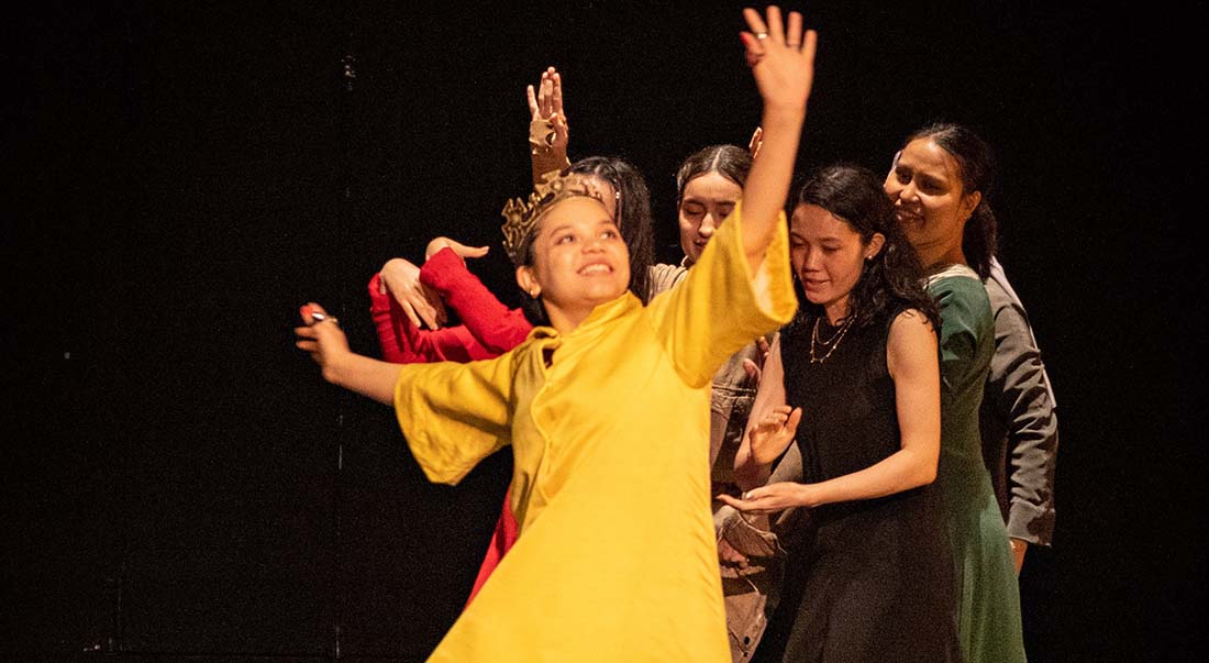 Jean Bellorini crée « Les Messagères » avec les comédiennes de l’Afghan Girls Theater Group - Critique sortie  Montpellier Amphithéâtre d’O