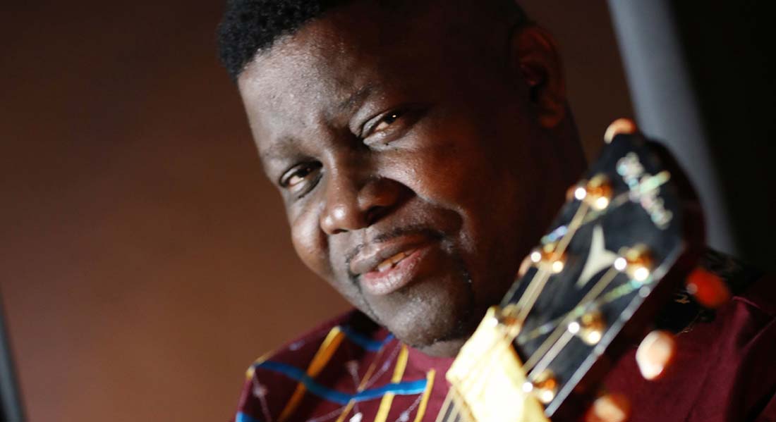 Manecas Costa, artiste phare de Guinée Bissau - Critique sortie Jazz / Musiques Paris Théâtre des Abbesses