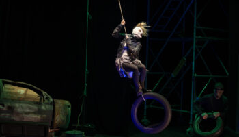 « Le Cimetière des voitures », Gil Galliot fait revivre l’écriture insolite de Fernando Arrabal, une belle réussite ! - Critique sortie Théâtre Paris Théâtre de l'Epée de bois