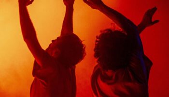 « Heliosfera » de Vania Vaneau fait danser la lumière - Critique sortie Danse Paris Théâtre de l’Aquarium